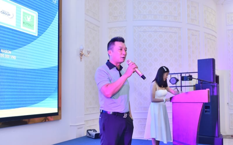 Ông Hoàng Hữu Sơn, Chủ tịch Công ty CP Golf Thanh Hà kiêm chủ tịch CLB Golf Thanh Hà phát biểu tại gala trao giải