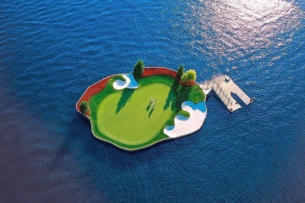 Sân golf độc đáo nổi lênh đênh trên mặt nước