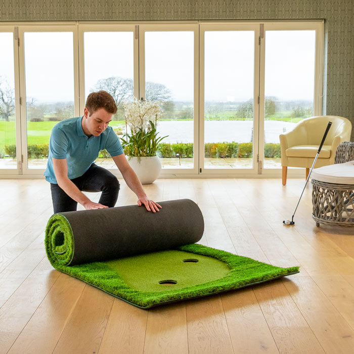 Khi không sử dụng hoặc muốn di chuyển, golfer có thể gấp gọn thảm và mang đi dễ dàng.