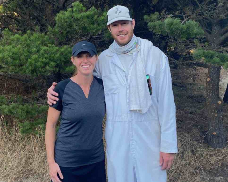 Allison Koehnke và caddie Graham Banks, người giúp đỡ cô rất nhiều về chiến thuật chinh phục sân Bandon Dunes (Ảnh: Golf Digest)