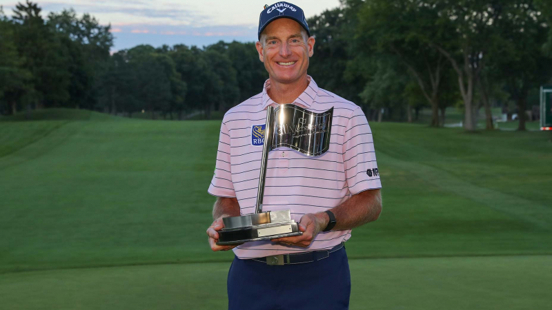 Furyk giành chiến thắng ngay giải ra mắt đấu trường PGA Tour Champions hồi đầu tháng (Ảnh: Golf.com)