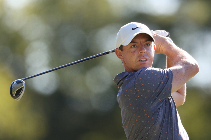 Tay golf Rory McIlroy thực hiện cú đánh. (Ảnh: Rob Carr / Getty Images)