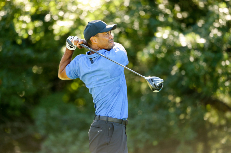 Tiger Woods đánh bóng từ tee thứ 14 trong vòng đầu tiên của The Northern Trust. (Ảnh: Maddie Meyer / Getty Images)