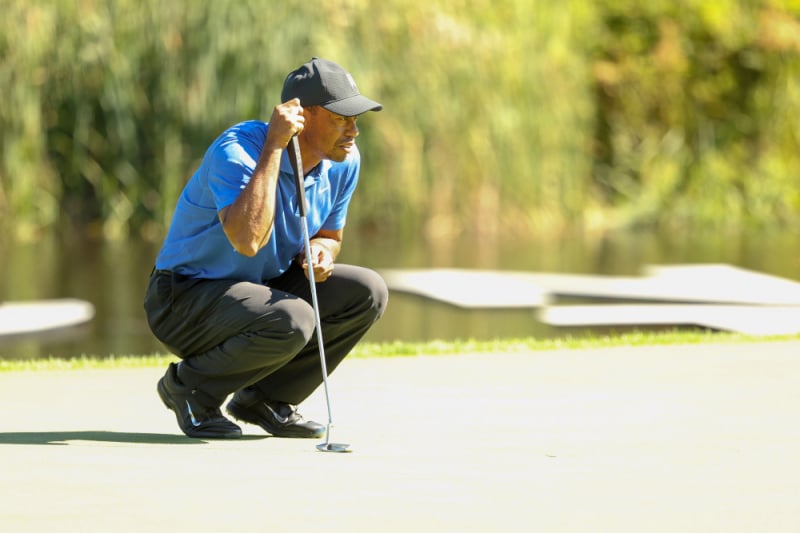 Tiger Woods thực hiện một cú putt trên green thứ 16. (Ảnh: Maddie Meyer / Getty Images)