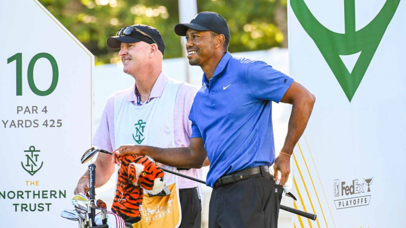 Tiger Woods và caddie Joe LaCava (Ảnh: Golf.com)