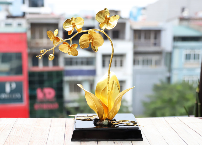 Hoa phong lan mạ vàng với thiết kế tinh xảo, mang lại may mắn, sự êm ấm, hòa thuận cho gia đình là quà tặng ý nghĩa trong lễ Vu Lan
