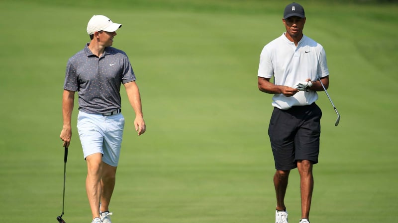 Tiger Woods và Rory McIlroy trong vòng đấu tập ở BMW Championship. Cùng ngày, cặp đôi tuyên bố chơi cùng Justin Thomas và Justin Rose trong trận đấu từ thiện (Ảnh: Getty Images)