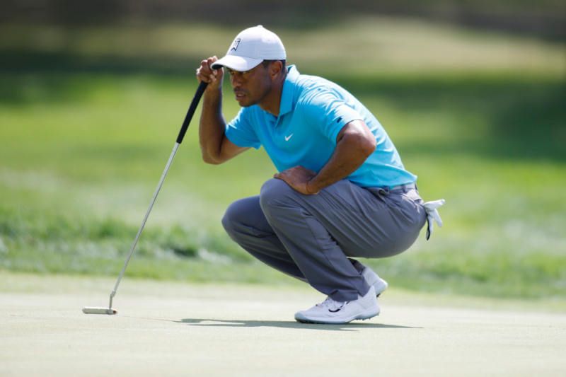 Tiger Woods thực hiện cú đánh bóng ở lỗ thứ 10 trong vòng đầu tiên của giải golf BMW Championship