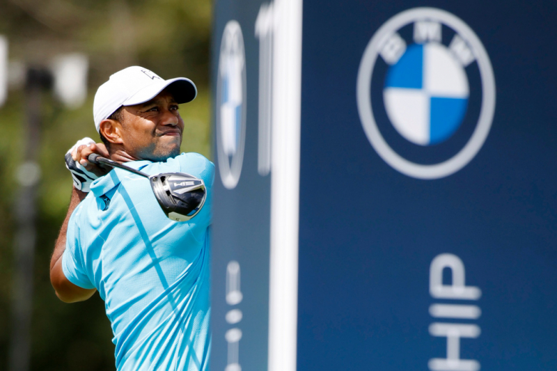 Tiger Woods thực hiện cú phát bóng của mình ở lỗ thứ 11 trong vòng đầu tiên của giải golf BMW Championship
