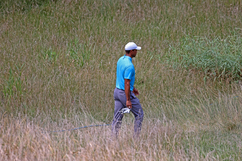 Tiger Woods bước qua hố thứ 14 trong vòng đầu tiên của giải golf BMW Championship