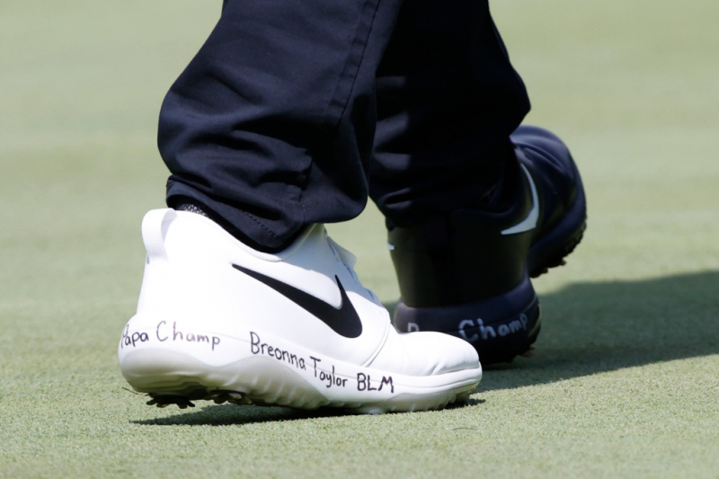 Đôi giày chơi gôn Nike do Cameron Champ mang với thông điệp ủng hộ Black Lives Matter