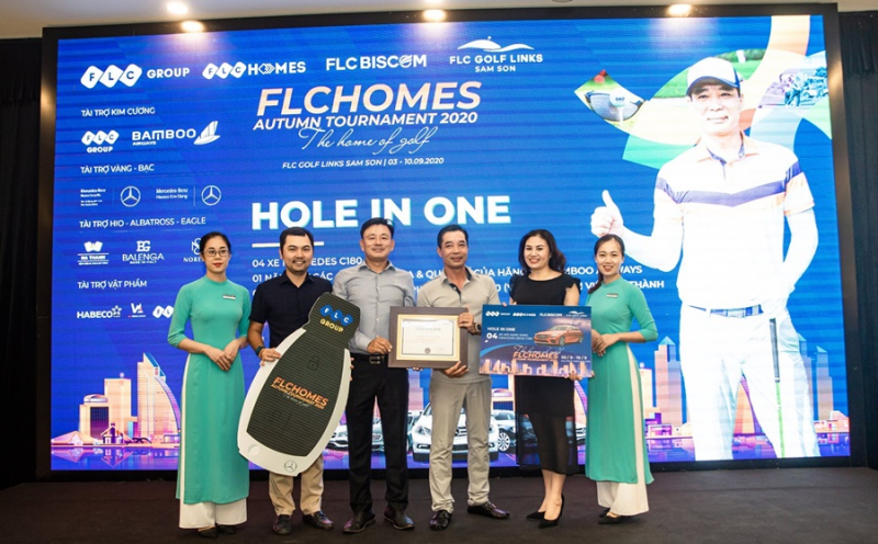 Golfer Nguyễn Thanh Anh (thứ ba từ phải sang) nhận giải thưởng Hole in One từ BTC