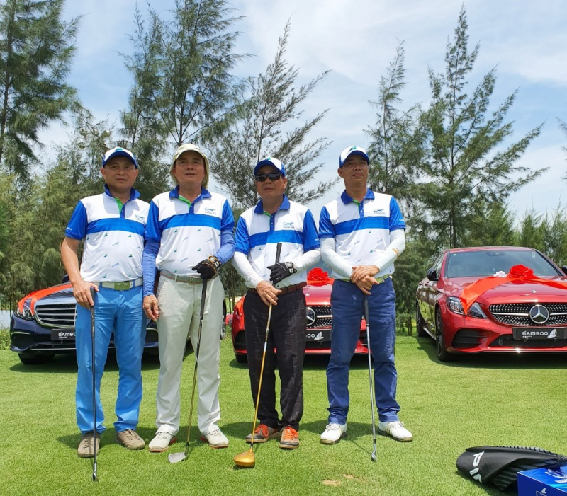 Golfer Nguyễn Thanh Anh (bìa phải) và những người bạn thường xuyên tham gia các giải golf tổ chức ở FLC Golf Links Sam Son