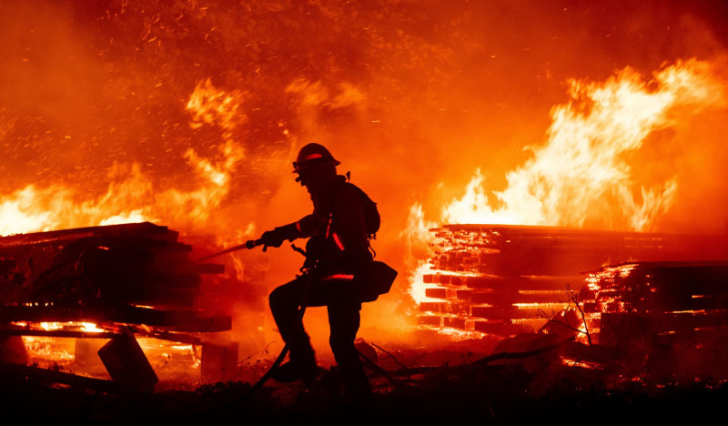 Những đám cháy vượt tầm kiểm soát tiếp tục lan rộng trong khi bang California đang phải đối mặt với nắng nóng kỷ lục và Covid-19 (Ảnh: Getty Image)