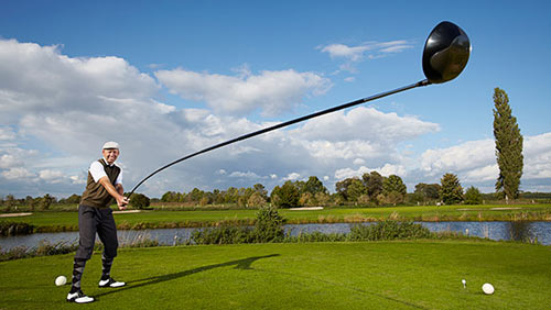 Tay golf chuyên nghiệp người Đan Mạch Karsten Maas với cây gậy golf dài 4,37m