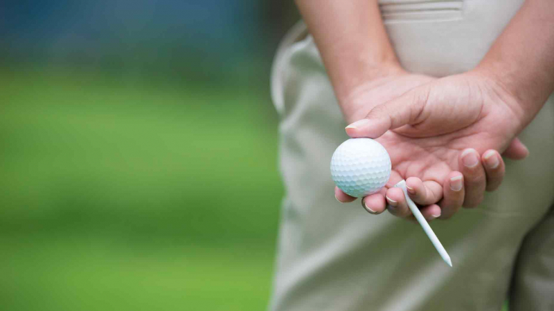 Golfer có thể chia sẻ cọc tee với nhau (Ảnh: Getty Images)