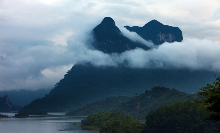 Núi Pác Tạ (ảnh: báo Tuyên Quang)