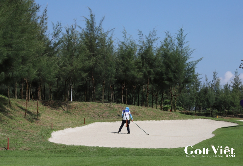 Golfer-co-duoc-phep-doi-caddie-giua-vong-dau (1)