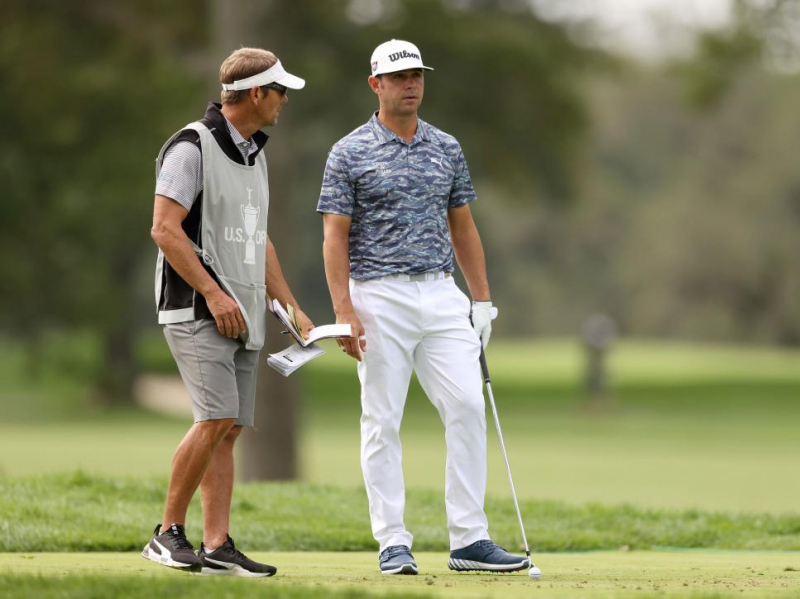Gary Woodland trao đổi cùng caddie Brennan Little trên tee box hố 3, vòng hai US Open 2020 (Ảnh: Golf Digest)