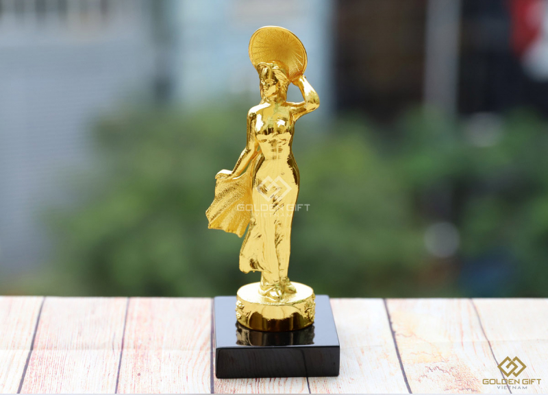 Tượng cô gái mạ vàng được chế tác hoàn toàn thủ công bởi Golden Gift Việt Nam