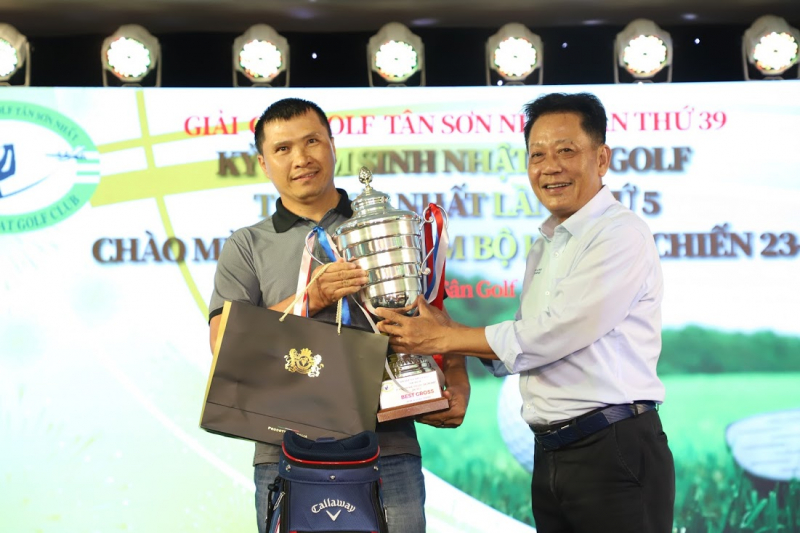 Golfer Nguyễn Quốc Tình nhận giải Best Gross từ Chủ nhiệm CLB Hoàng Xuân Quang