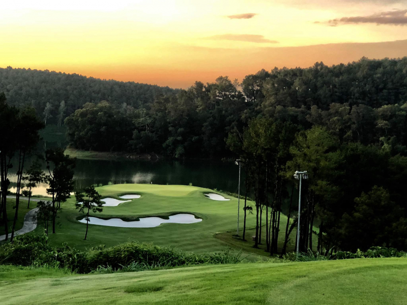 Sân golf Tràng An dài 7,200 yards, gồm 2 hồ nước, 5 dòng suối và 98 bunkers. Sân sở hữu các green rất rộng, tạo nên nhiều thử thách hấp dẫn cho golfer.