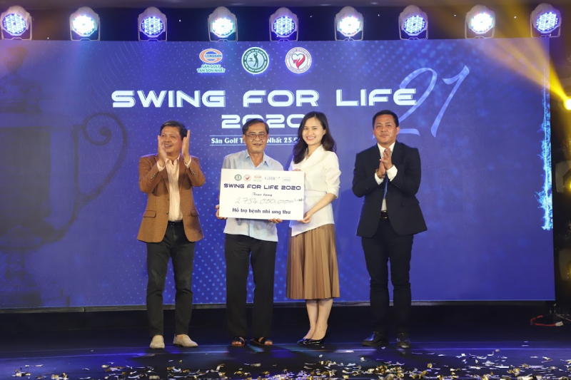 Ông Trần Thanh Tú, Chủ tịch Hội Golf TP Hồ Chí Minh và nhà tài trợ trao số tiền từ thiện cho đơn vị thụ hưởng là Hội bảo trợ bệnh nhân nghèo TP
