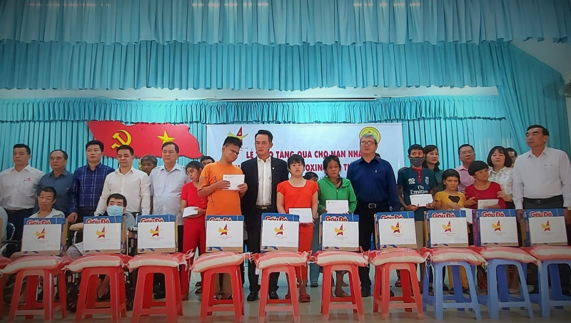 Đại diện Hội Doanh nhân trẻ Việt Nam và các đồng chí lãnh đạo tỉnh Tiền Giang tặng quà cho nạn nhân bị chất độc da cam (Ảnh: Báo Đầu tư)