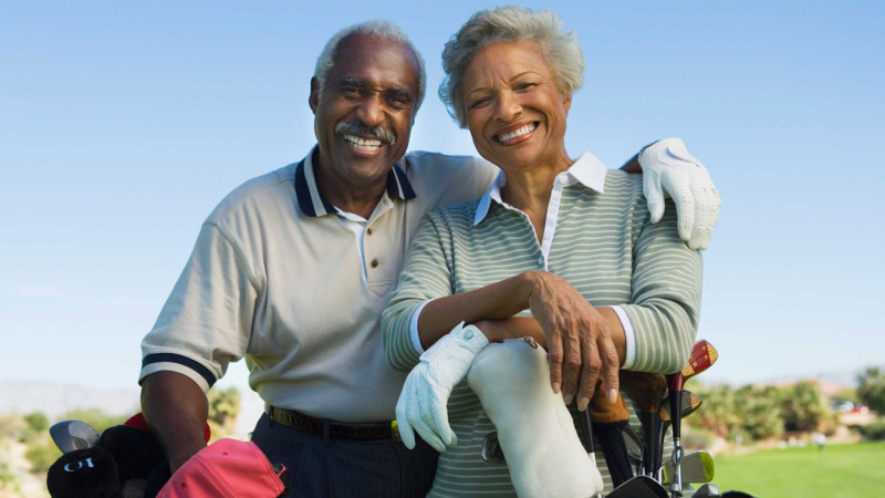 Với người lớn tuổi, golf như một hình thức vận động cường độ vừa phải giúp rèn luyện cơ thể, tăng tính linh hoạt trong không gian thiên nhiên xanh (Ảnh: Getty Images)