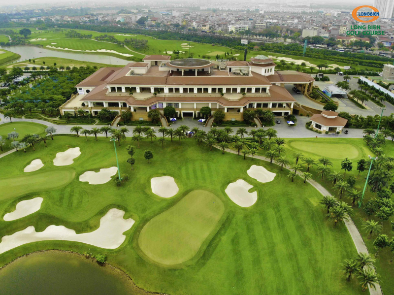 Sân golf Long Biên hứa hẹn mang đến một không gian xanh tiêu chuẩn quốc tế ngay trung tâm thủ đô Hà Nội, một không gian thể thao thư thái, hiện đại với hàng loạt dịch vụ tiện nghi cao cấp đang sẵn sàng chờ đón bạn.