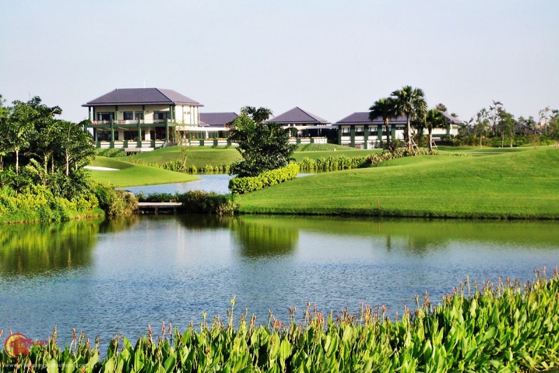 Vân Trì Golf Club là sân golf tư nhân đầu tiên và duy nhất tại Việt Nam đạt tiêu chuẩn Quốc tế và chỉ dành cho các thành viên.