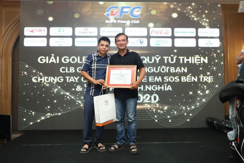 Golfer Nguyễn Duy Thọ nhận giấy chứng nhận và quà giải Eagle từ Chủ tịch CLB Golf & Friends
