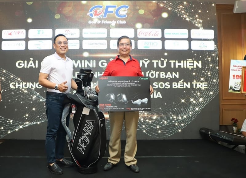 Golfer Phạm Đình Hùng nhận bộ gậy giải thưởng HIO từ nhà tài trợ