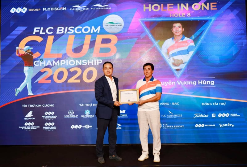 Golfer Nguyễn Vương Hùng nhận giấy chứng nhận HIO từ ông Đỗ Việt Hùng, TGĐ FLC Biscom (Ảnh: FLC Biscom)