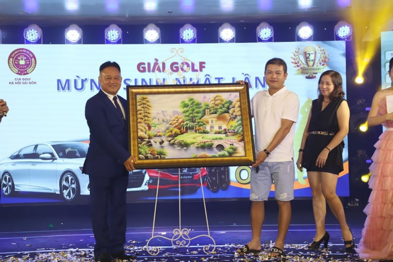 Chủ tịch CLB Nguyễn Chí Hùng và chủ nhân đấu giá thành công bức tranh đá quý gây quỹ từ thiện