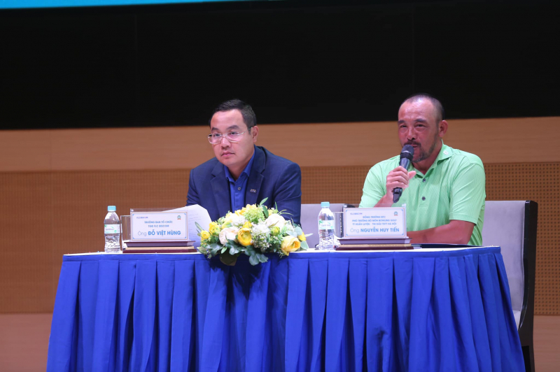 Đại diện BTC giải: Ông Đỗ Việt Hùng (TGĐ FLC Biscom) và ông Đỗ Huy Tiến giải đáp thông tin về giải đấu (Ảnh: FLC Biscom)