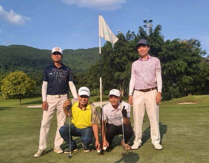 Golfer Nguyễn Viết Xuân và Nguyễn Khắc Luân (ngồi) và hai người bạn khác trong flight chiều 7/10 (Ảnh: Tam Dao Golf & Resort)