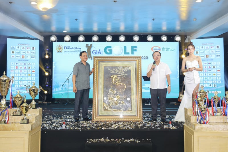 Bức tranh được golfer Nguyễn Thành Trung đấu giá với số tiền 100 triệu đồng.