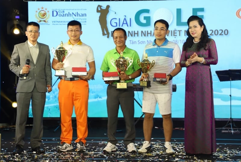 Golfer-Mai-Trong-Luu-vo-dich-giai-golf-CLB-Doanh-nhan-Viet-Nam-2020 (11)