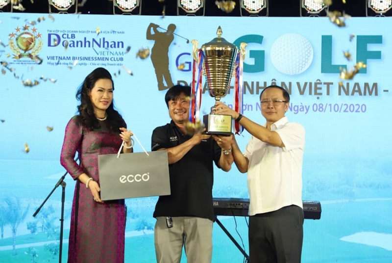 Golfer-Mai-Trong-Luu-vo-dich-giai-golf-CLB-Doanh-nhan-Viet-Nam-2020