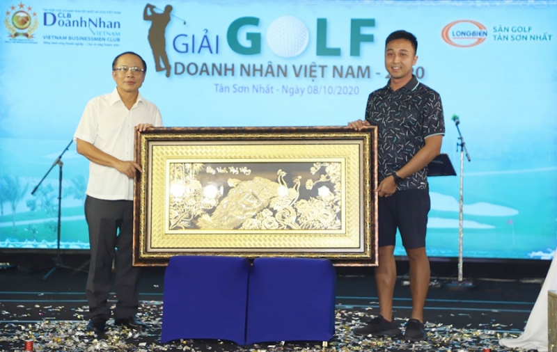 Golfer Lê Hải Linh, người đạt giải Eagle cũng là chủ nhân của bức tranh đấu giá từ thiện tối 8/10