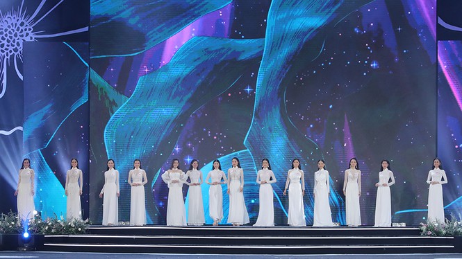 Dàn thí sinh Hoa hậu Việt Nam năm 2020 khoe dáng với tà áo dài trắng thướt tha. (ảnh Tiền phong)