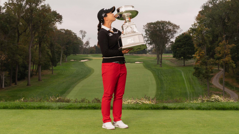 Kim Sei Young cạnh chiếc cúp KPGM Women’s PGA Championship (Ảnh: Getty Images)