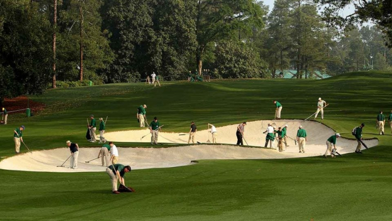 Các đội bảo trì bắt đầu ngày mới vào lúc rạng sáng để đảm bảo chất lượng tốt nhất cho sân golf.