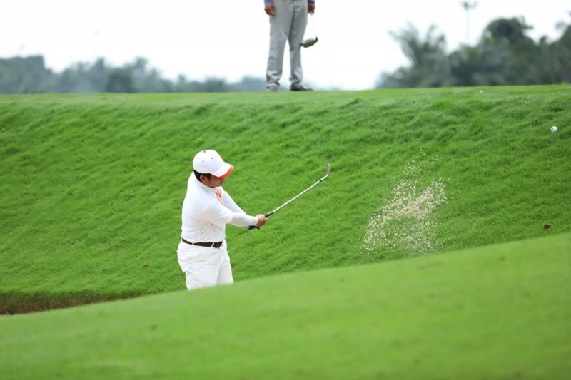 Tình huống cứu bóng khỏi bẫy cát của một golfer