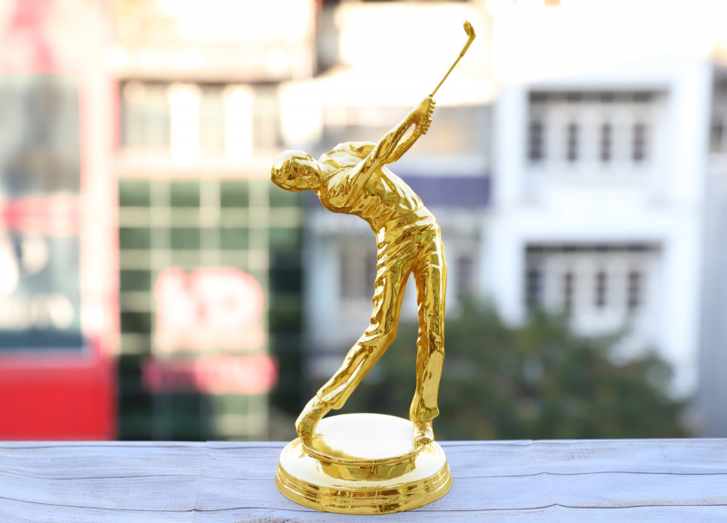 Tượng golf mạ vàng kỷ niệm dành cho giải Best Gross và giải nhất mỗi bảng