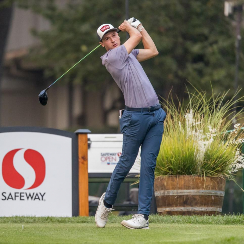 Luke Schniederjans phát bóng tại Safeway Open 2020 (Ảnh: Golf Digest)