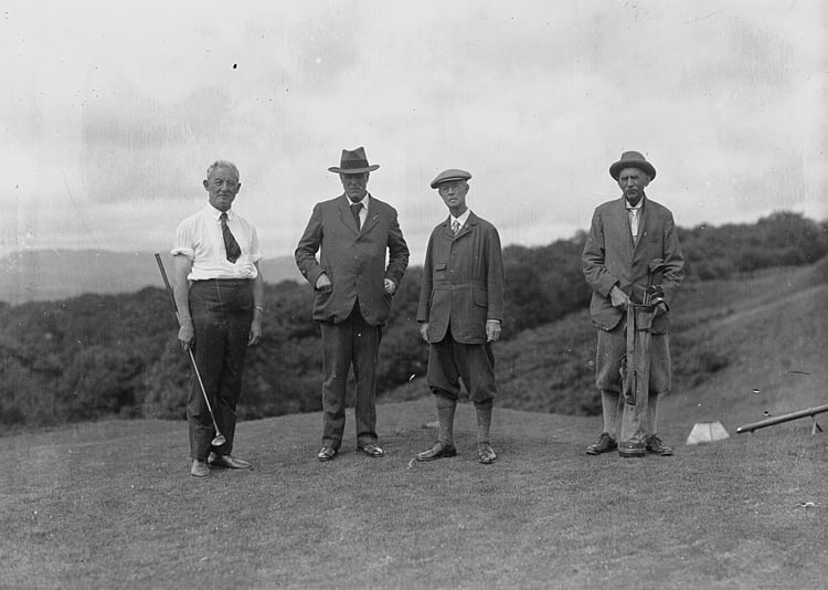 Bốn tay golf ở khu vực phát bóng của sân golf, thập niên 1930