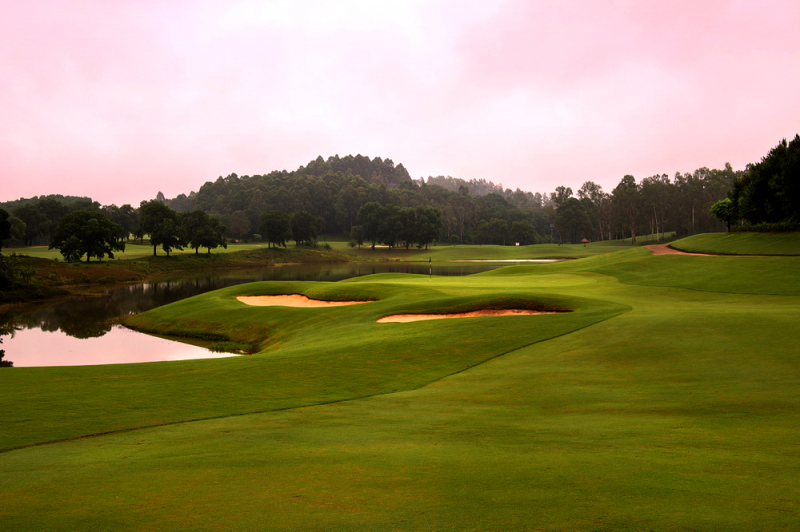 BRG Kings Island Golf Resort tọa lạc tại Đồng Mô, Sơn Tây, Hà Nội, Việt Nam - nơi đây chỉ cách trung tâm Thủ đô 36km.