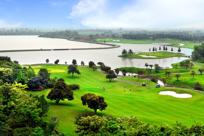 Nằm trên vùng đất tràn ngập ánh nắng, núi đồi xanh mướt và hồ nước tự nhiên, sân golf Hoàng Gia luôn mang lại cho du khách những trải nghiệm thú vị nhất.